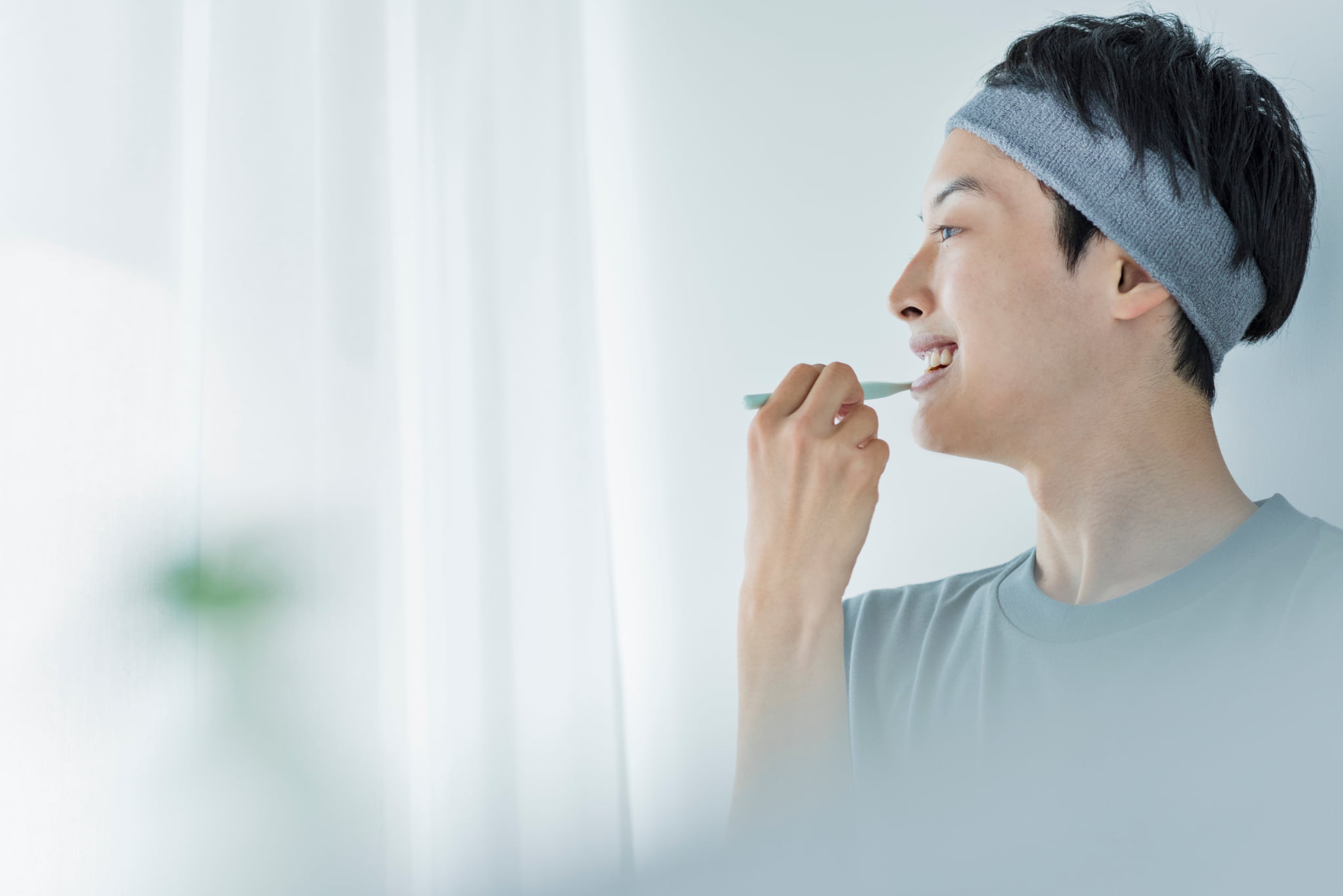 歯周病を予防するため丁寧に歯磨きををする男性