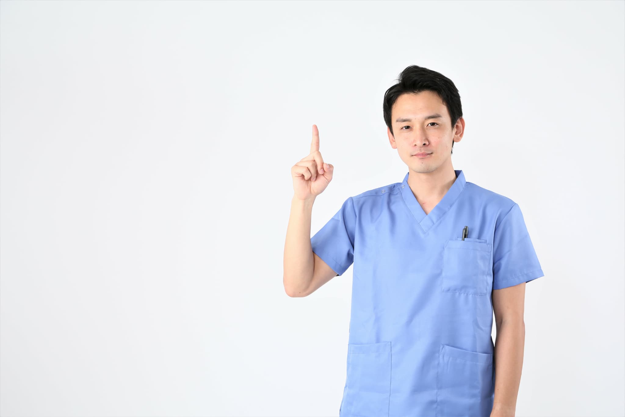 虫歯になりやすい人の原因を詳しく解説する歯科医師の男性