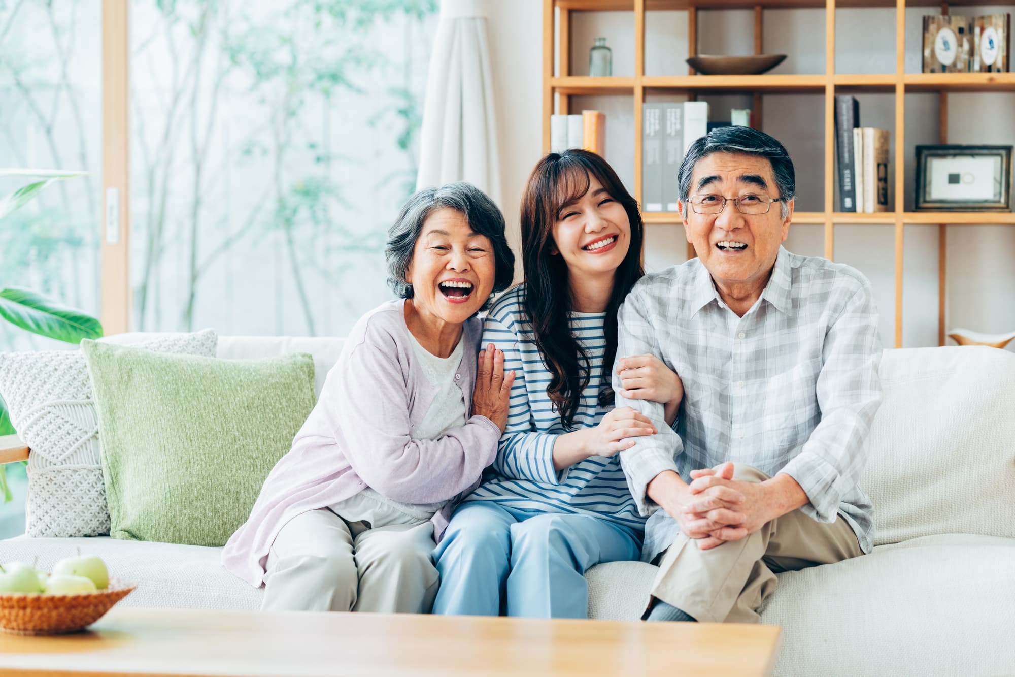 皆で虫歯予防をしている笑顔の家族