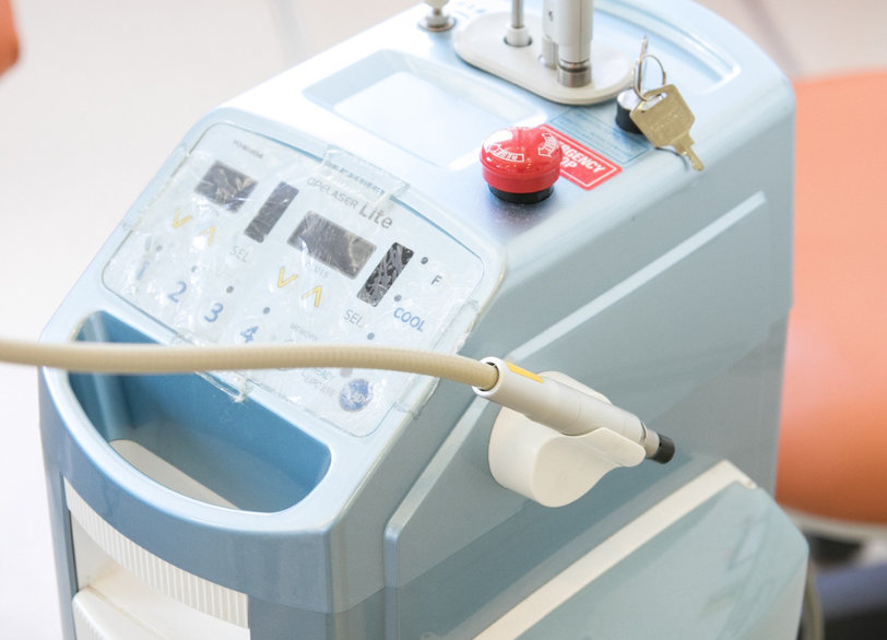 レーザー治療器｜小野歯科