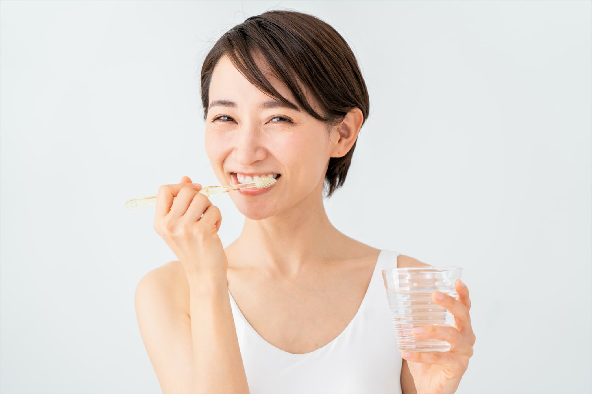 虫歯予防で丁寧に歯磨きをする女性