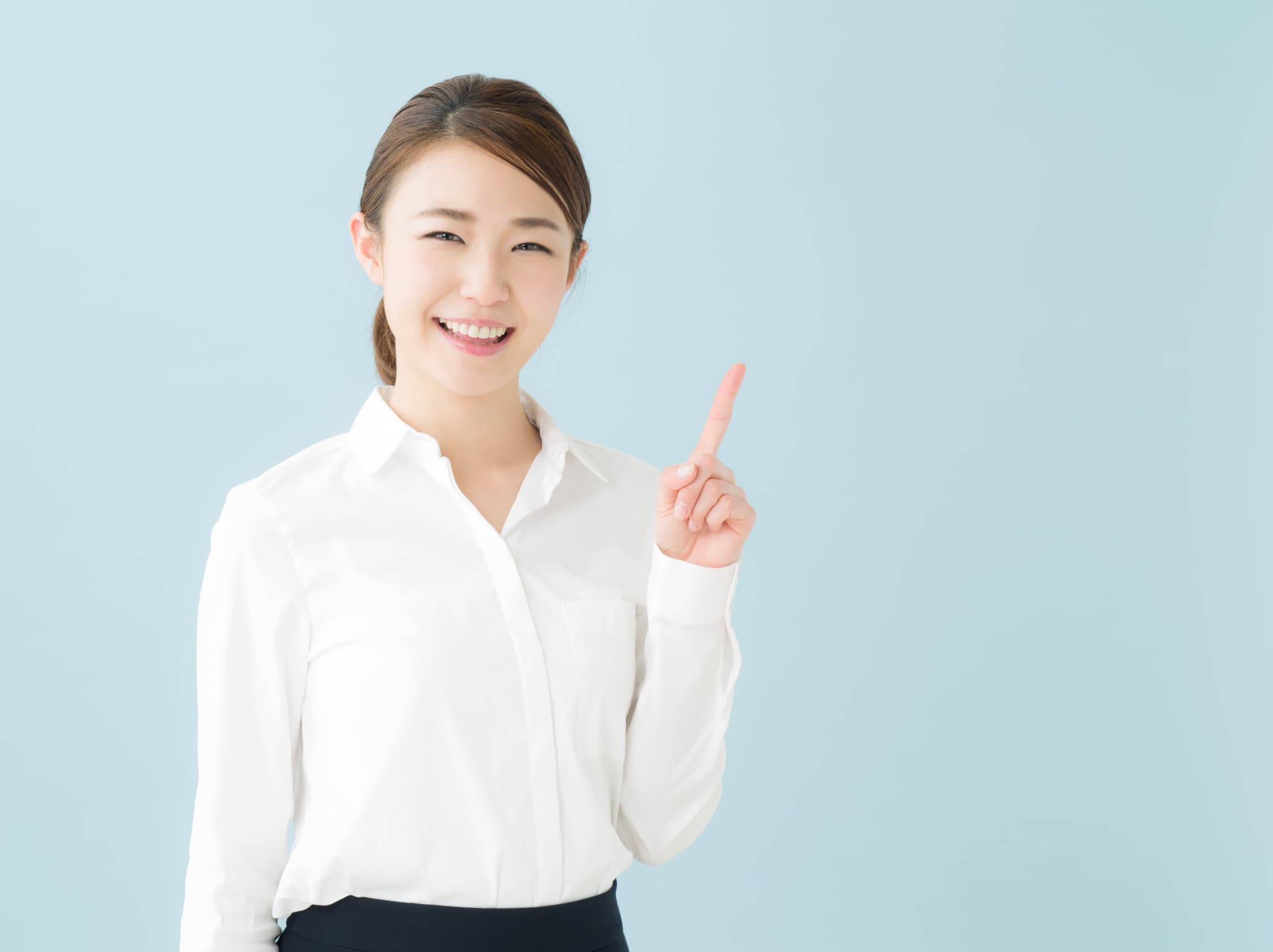 指をさしてポイントや注意事項を説明する女性