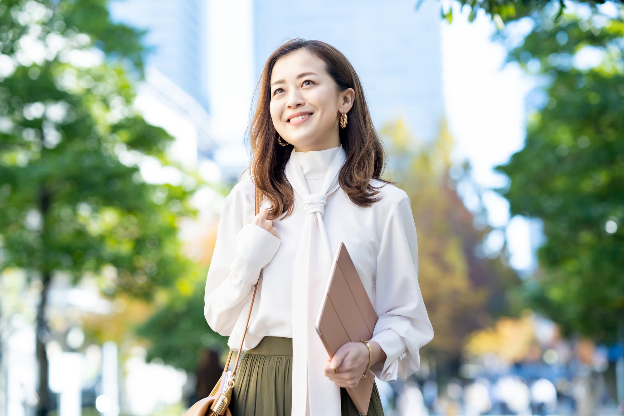ホワイトニングをした白い歯で笑う女性