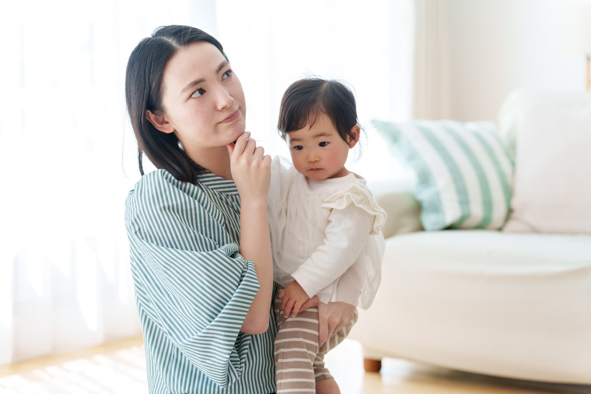 子どもの歯科検診はいつから始めるべきか考える母親