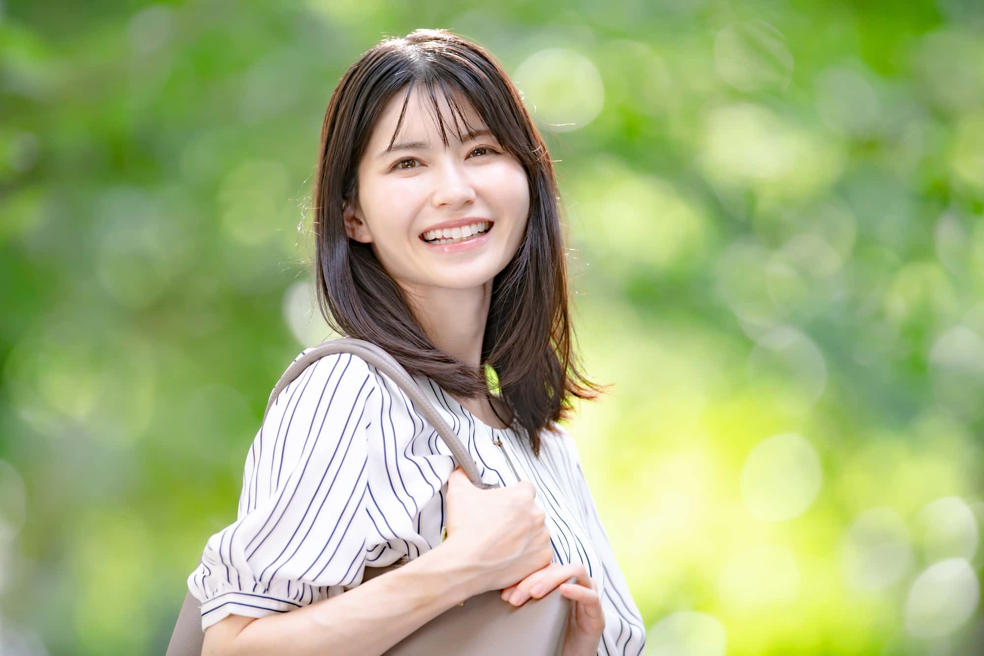 マウスピース矯正をした綺麗な歯ならびで笑う女性