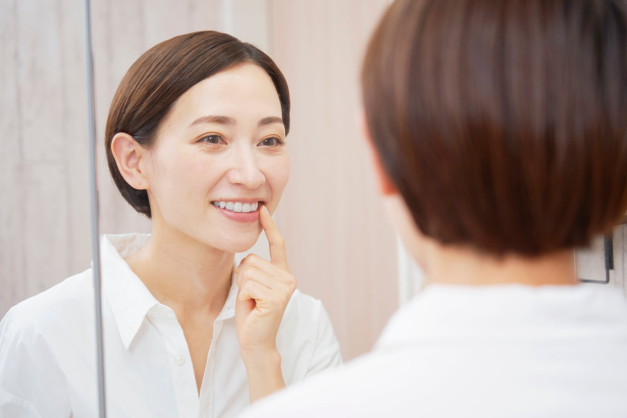 歯周病のセルフチェックをする女性