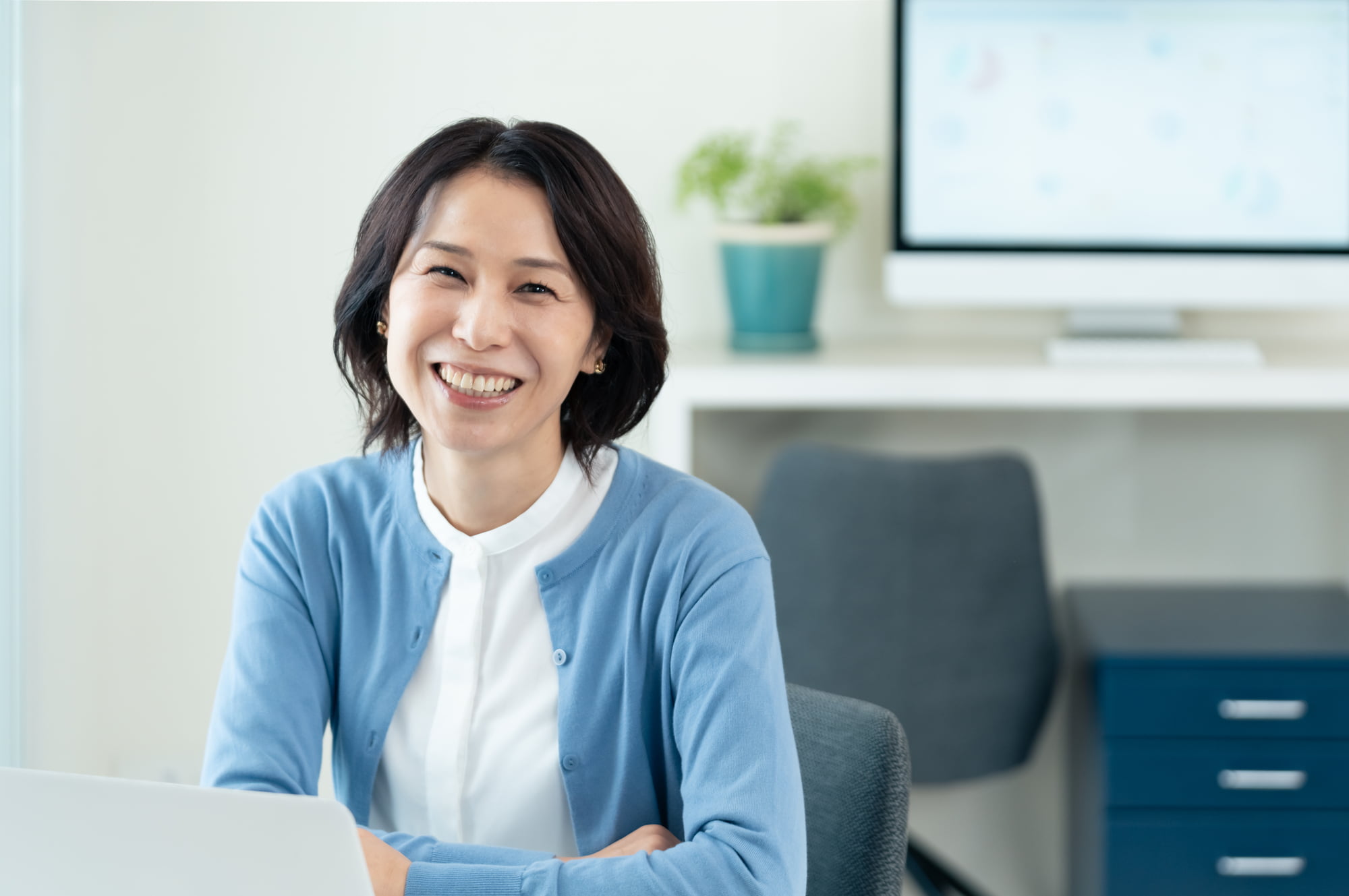 インプラント治療をして笑顔の女性