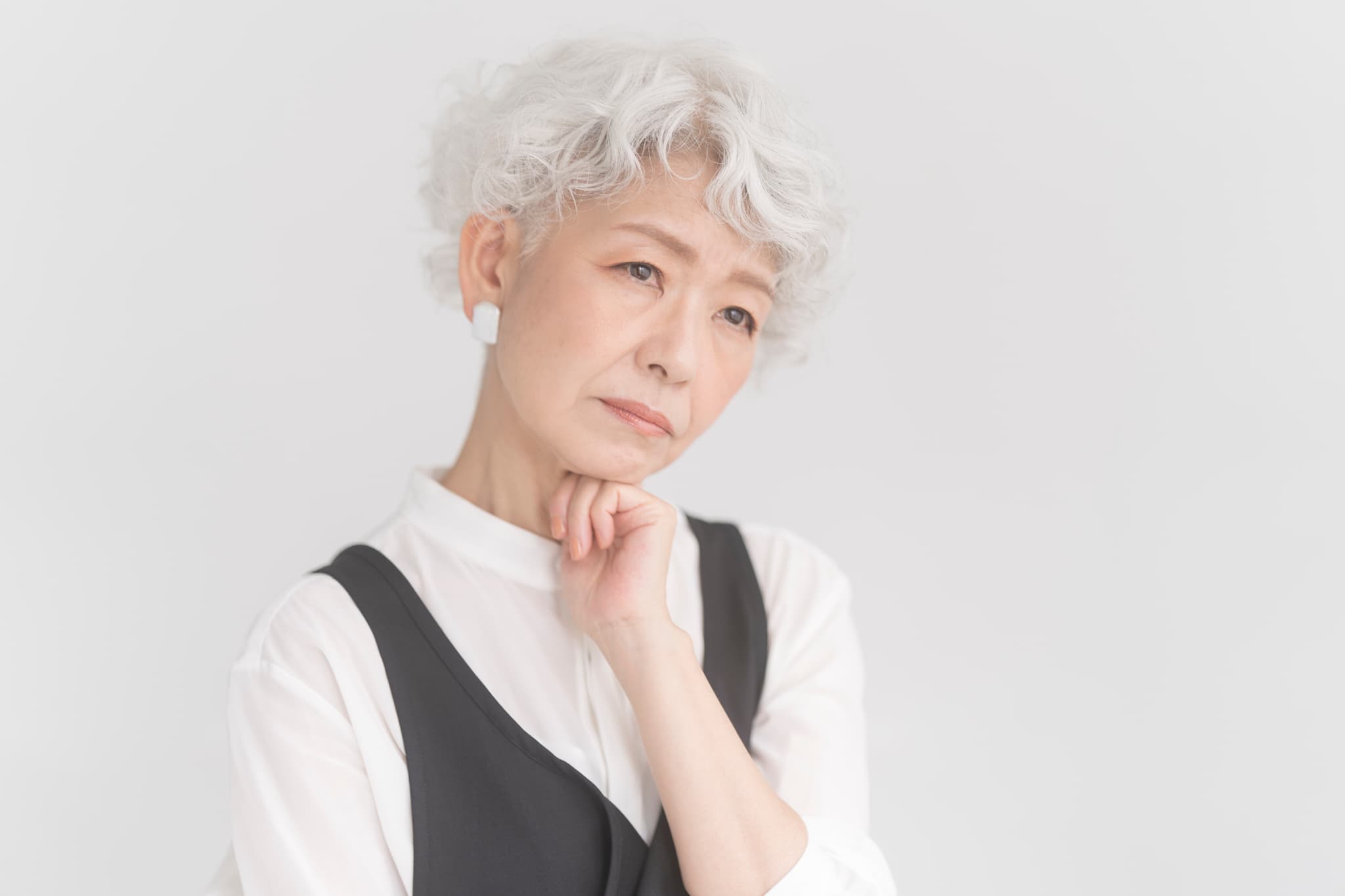 入れ歯の値段はどれくらいか考えるシニア女性