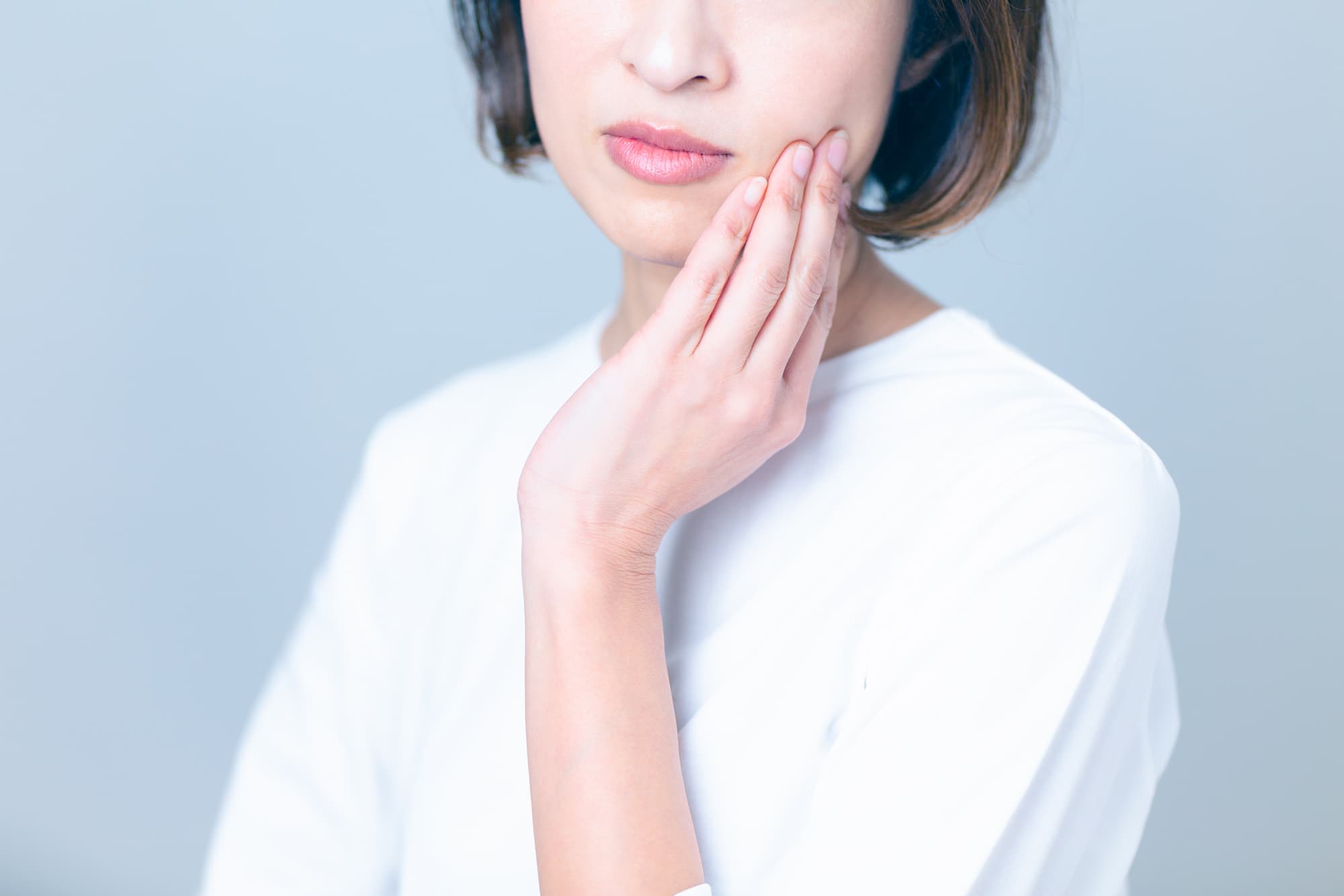 歯周病による口臭は治療できるのか考える女性