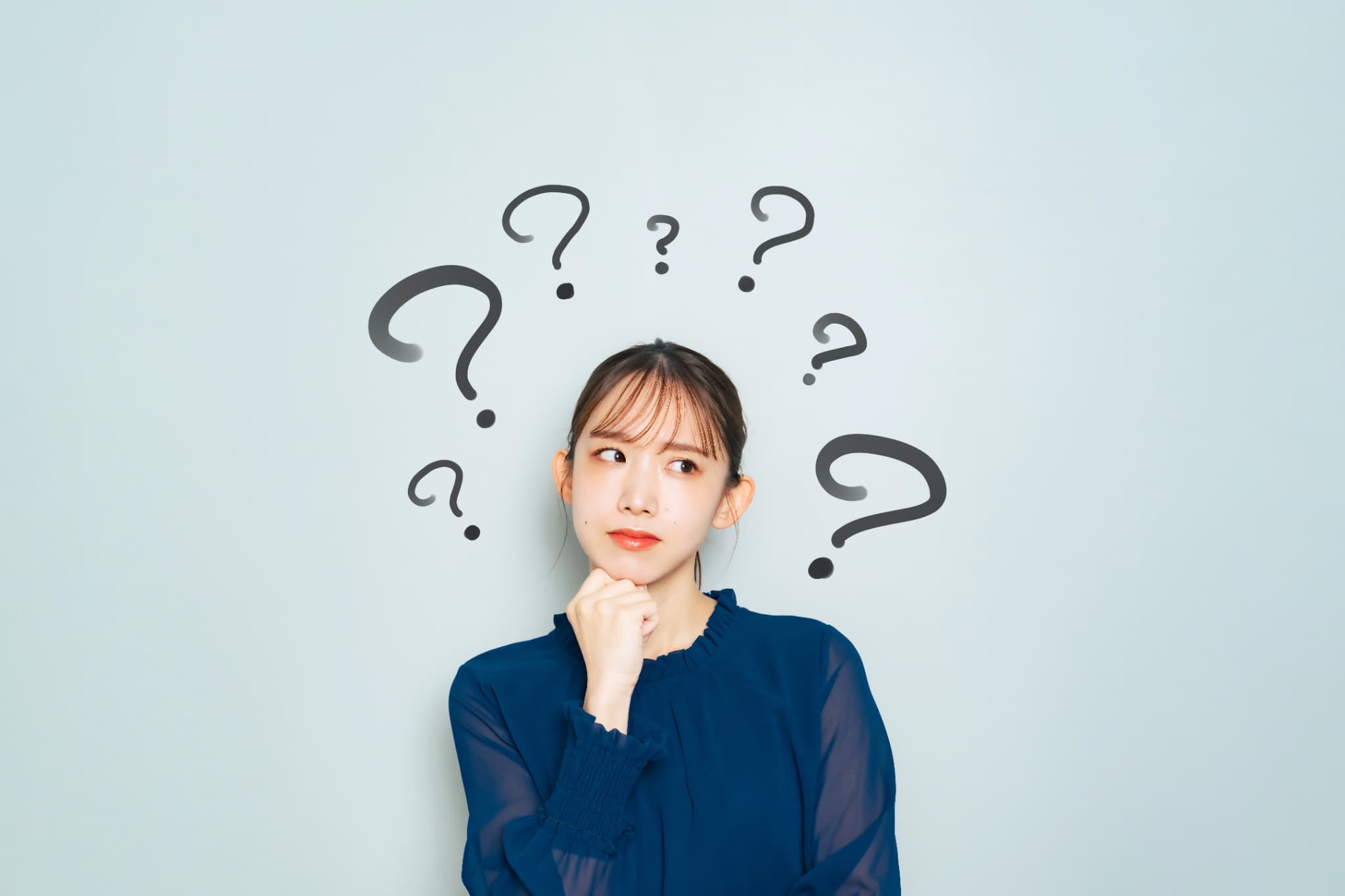 八重歯がマウスピース矯正で治るのか考える女性