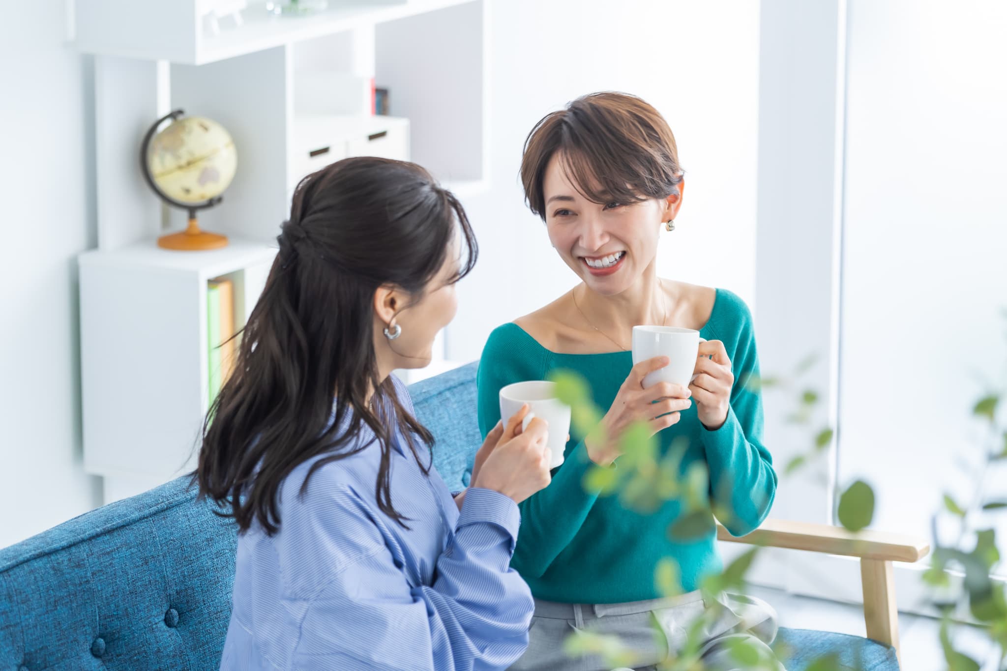 口臭ケアをして会話を楽しむ女性