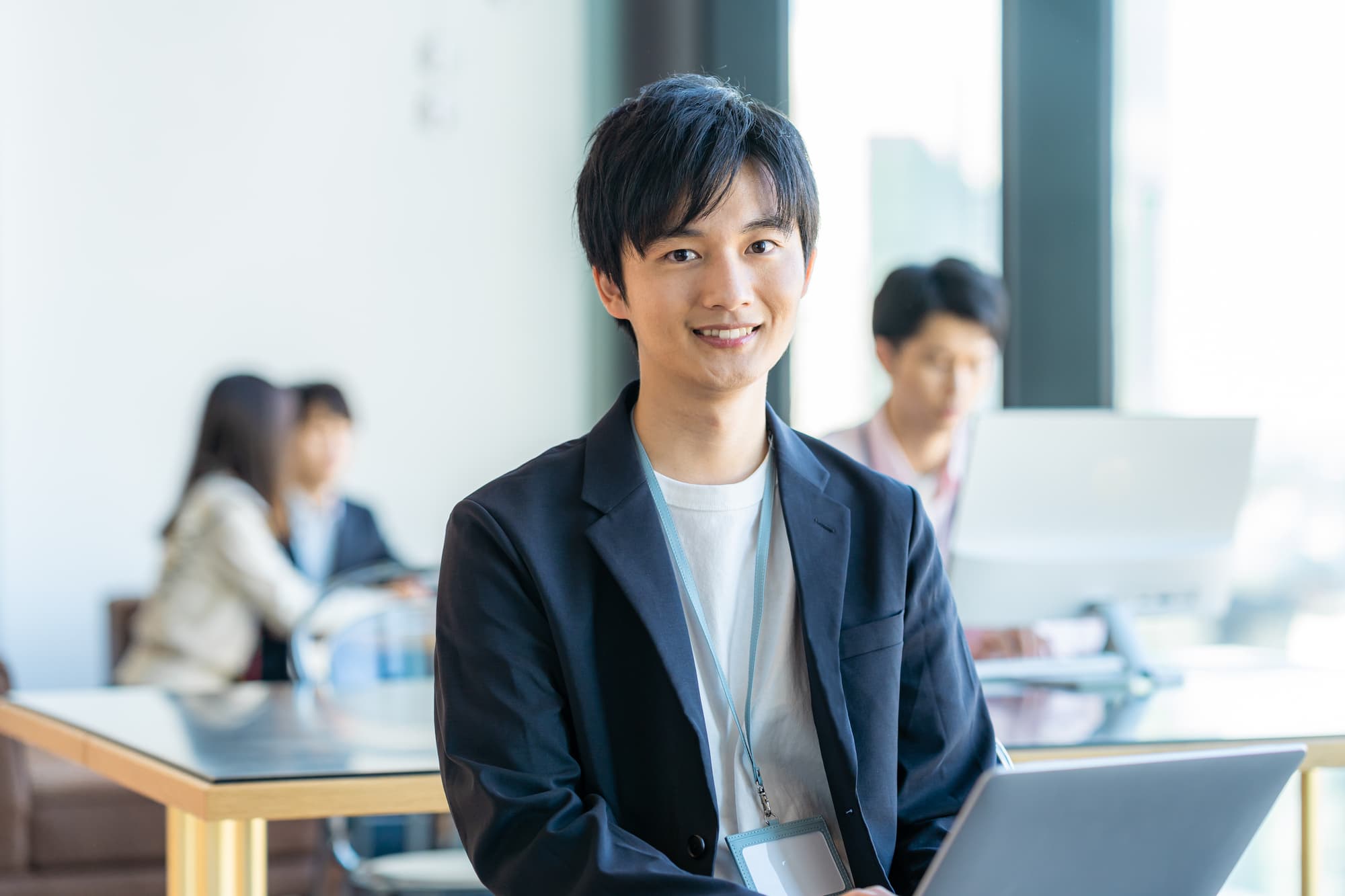 ワイヤー矯正で美しい歯並びになった男性