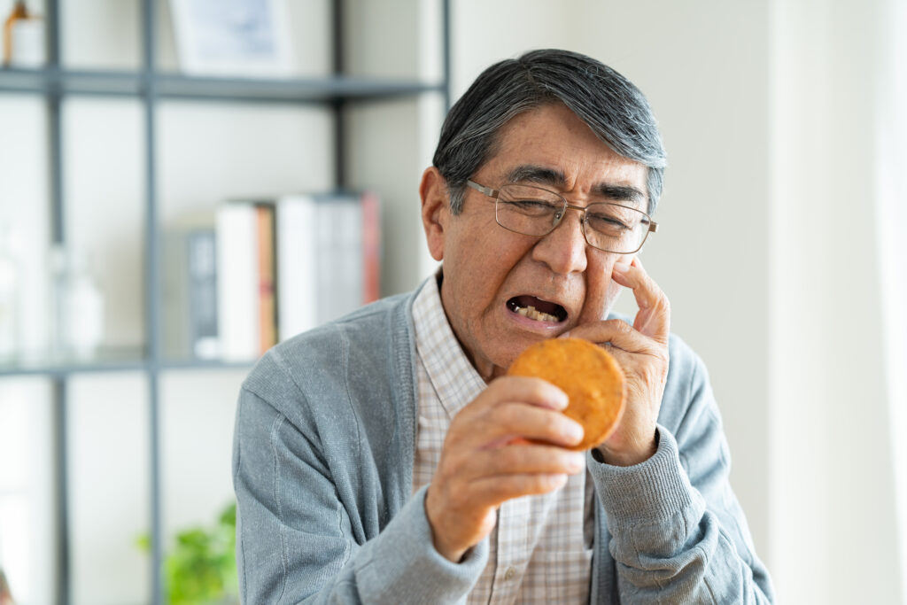 インプラントがぐらつく状態を放置し、咀嚼機能が低下した男性