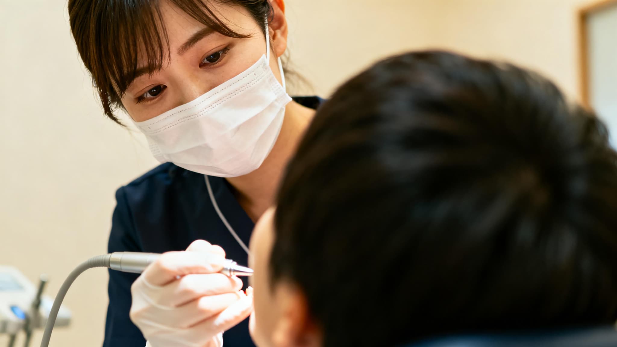 口腔内のチェックをする歯科衛生士