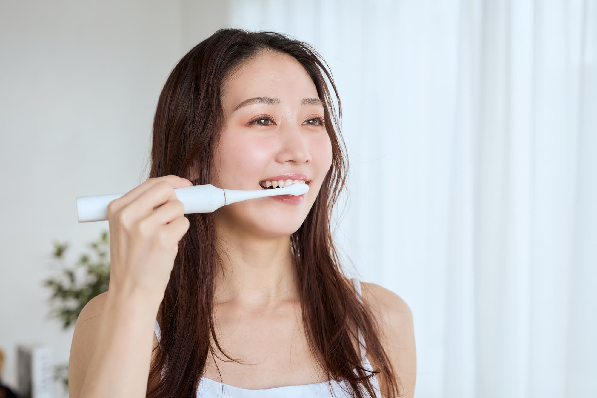 毎日の歯磨きで歯の健康を守る女性