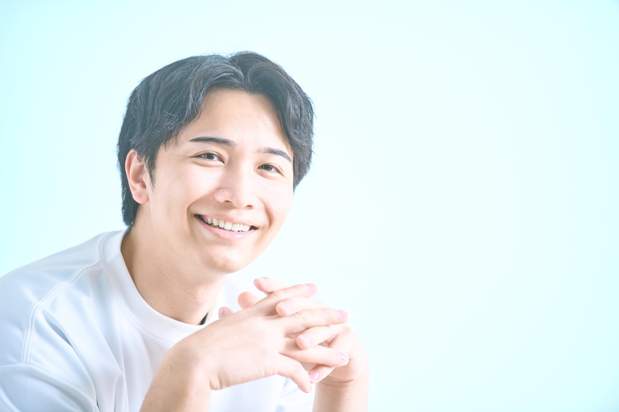 食生活に気を付けて歯周病の予防をしている笑顔の男性