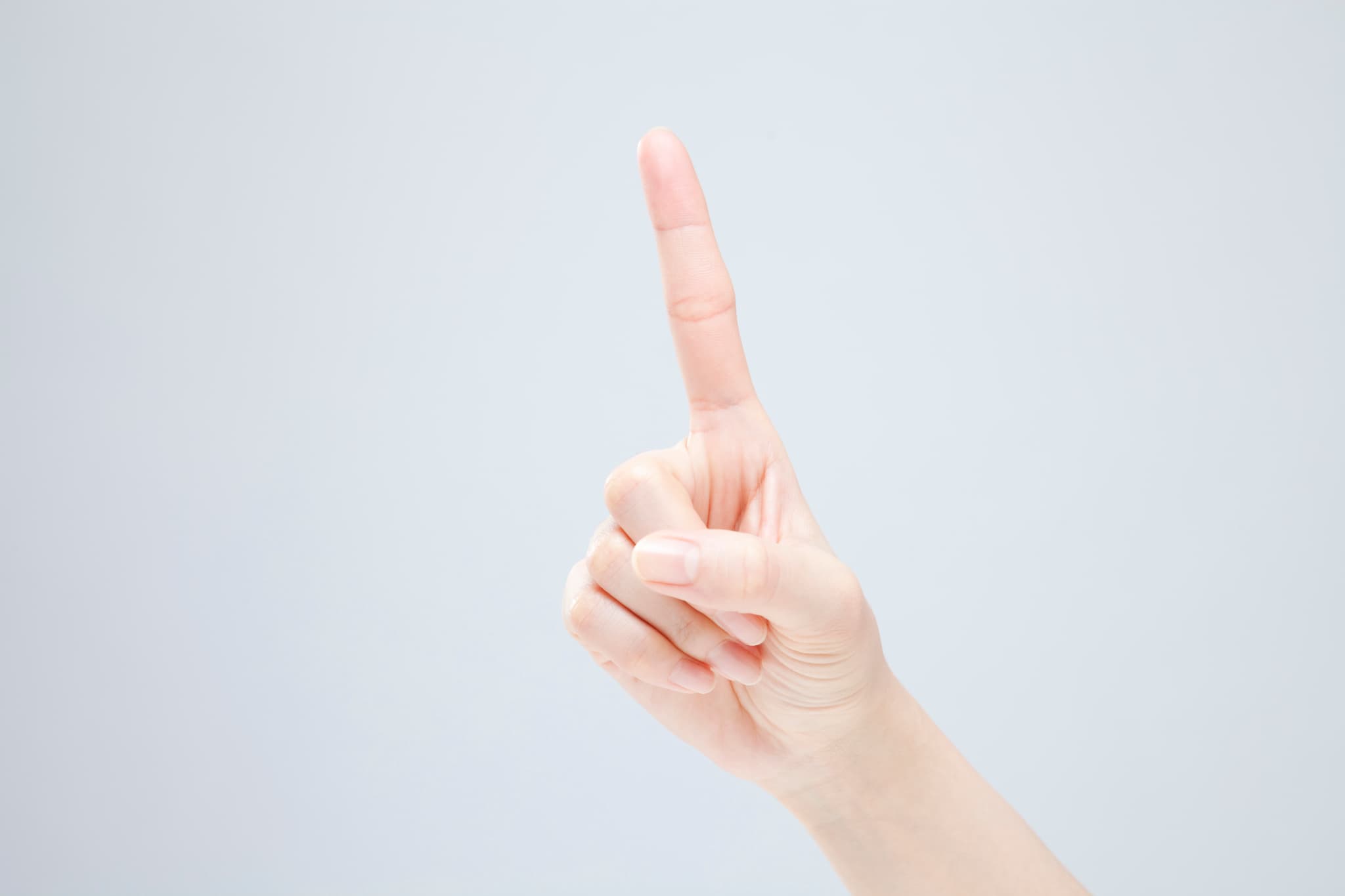 保定期間について伝える指先