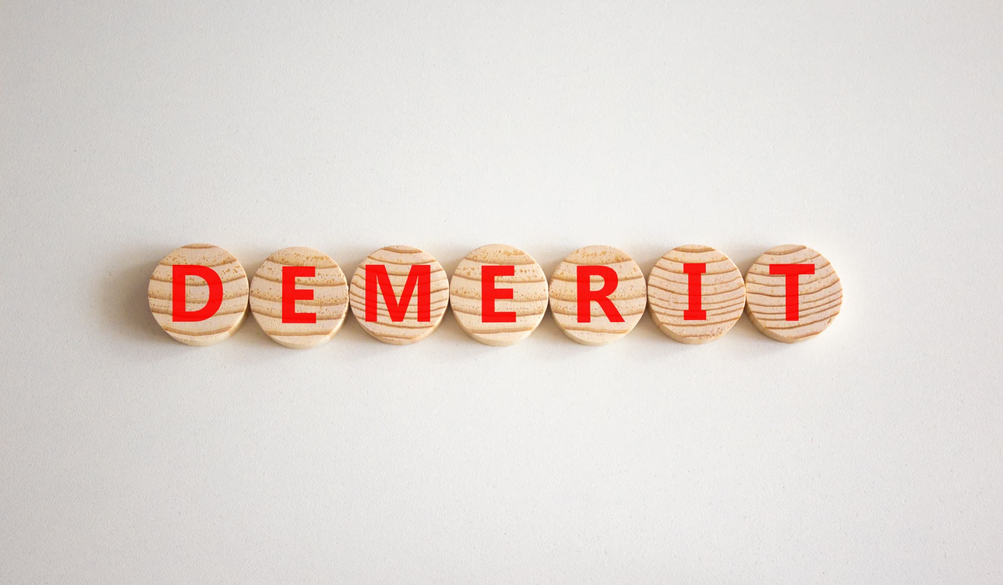 セラミックの歯を選択するデメリットを説明するイメージ