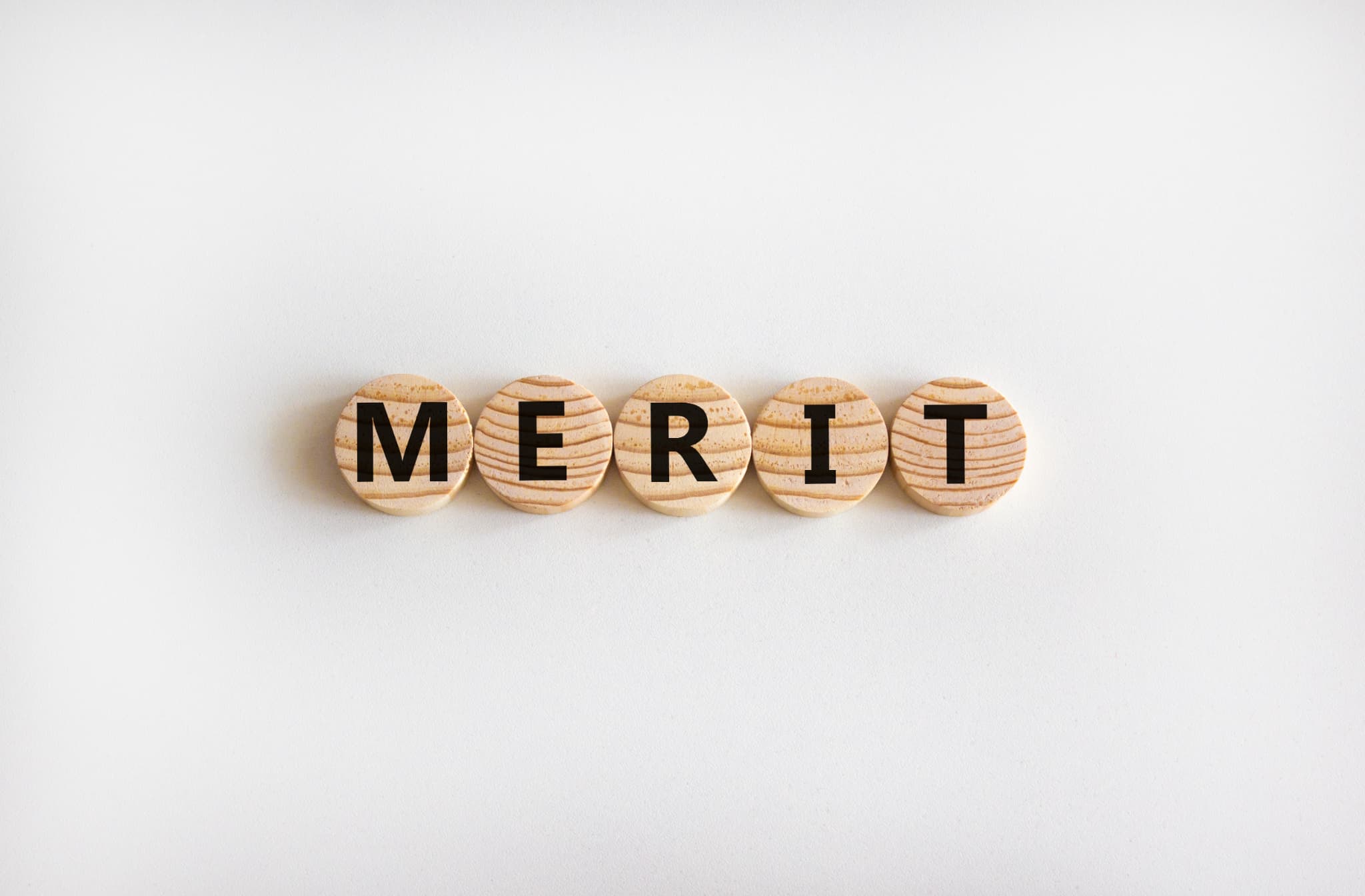 セラミックの歯を選択するメリットを説明するイメージ