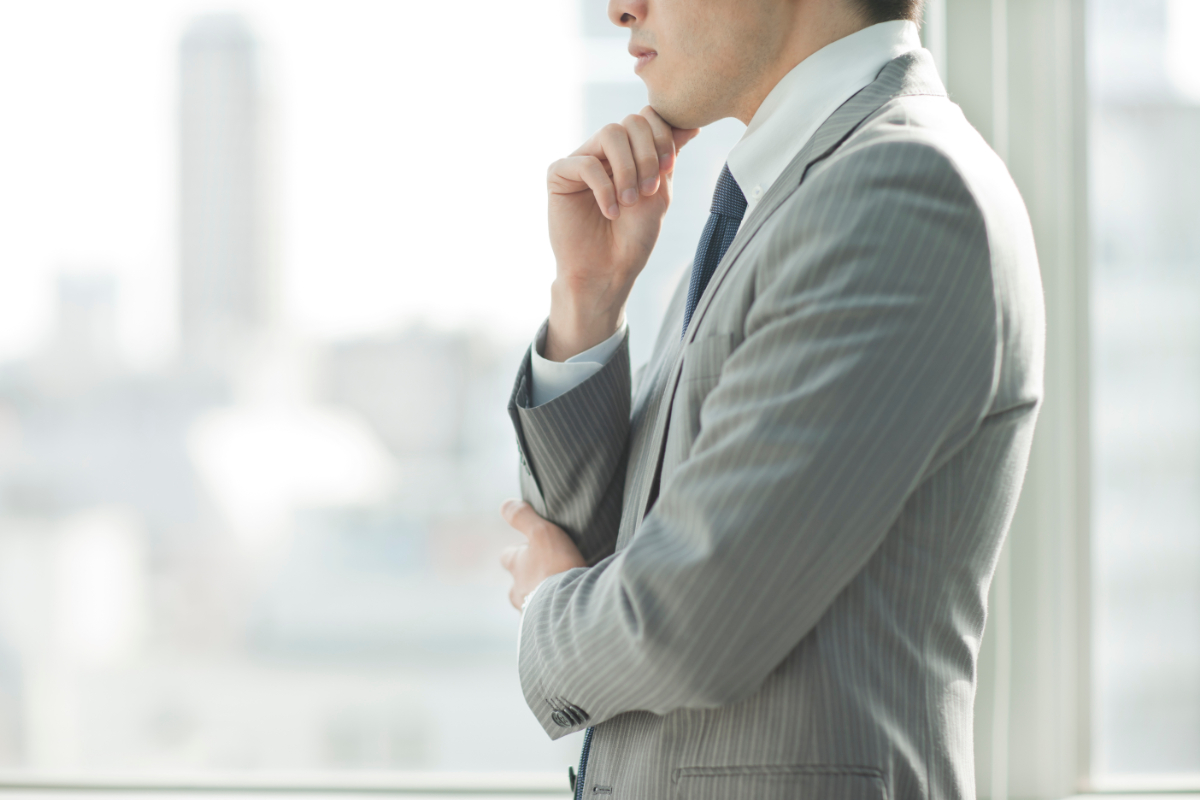 すきっ歯はマウスピース矯正で治せるのかを考えている男性