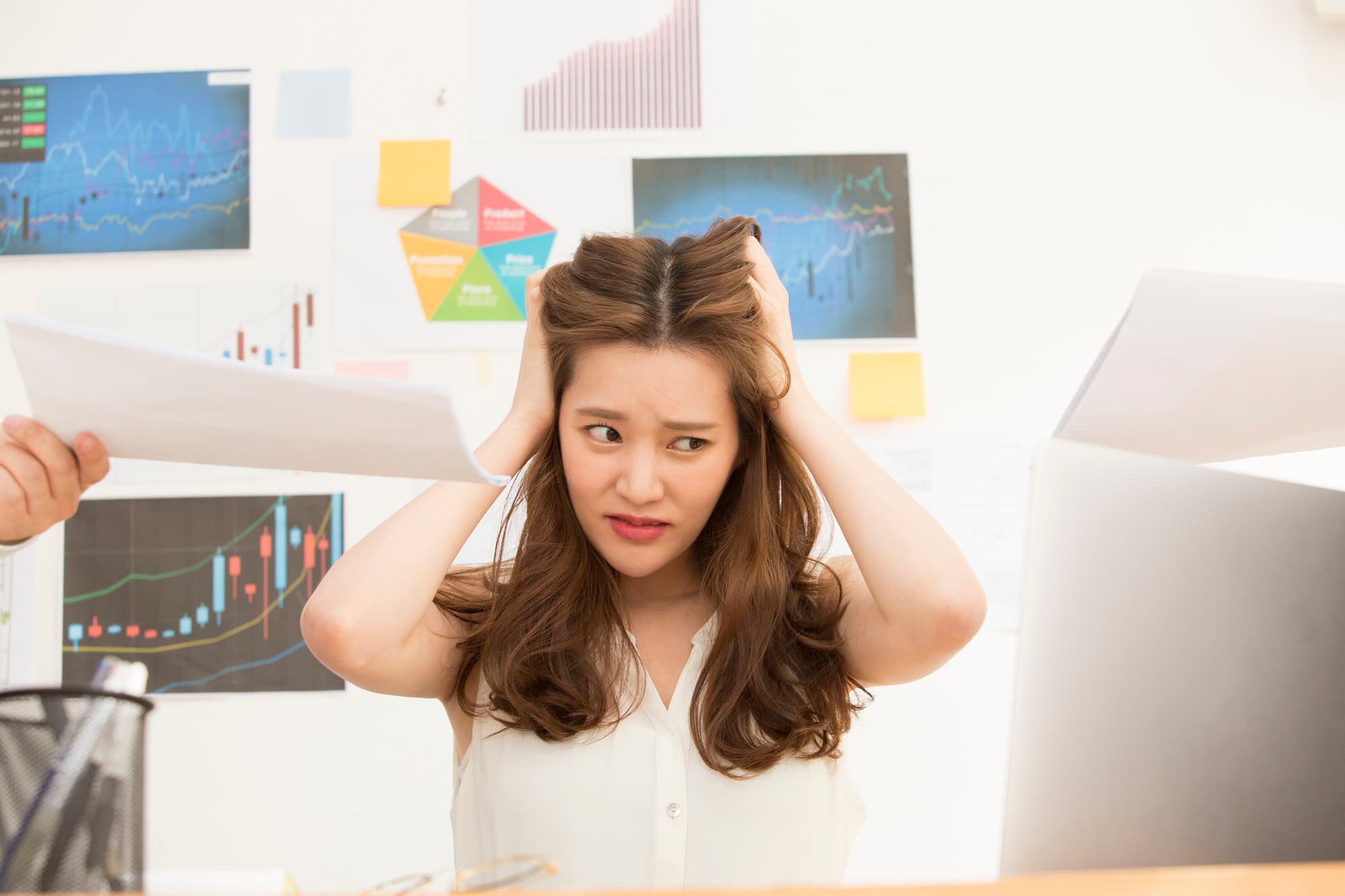 仕事でストレスを感じている女性