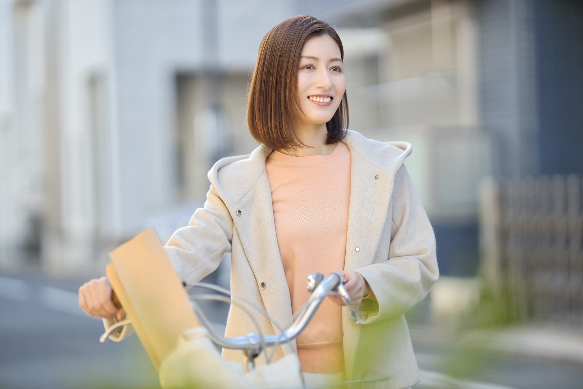 笑顔で自転車に乗る女性