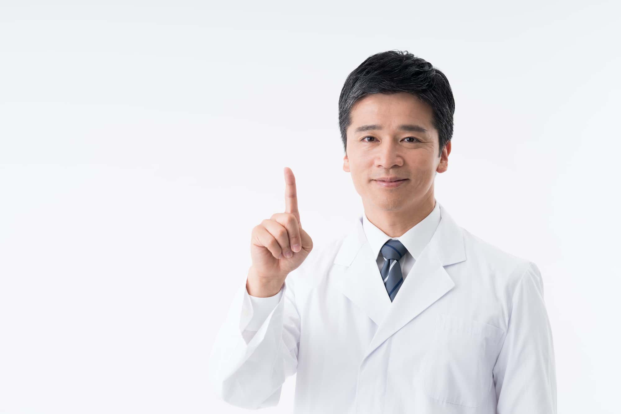 歯周病と歯ぎしりの関係について説明する歯科医