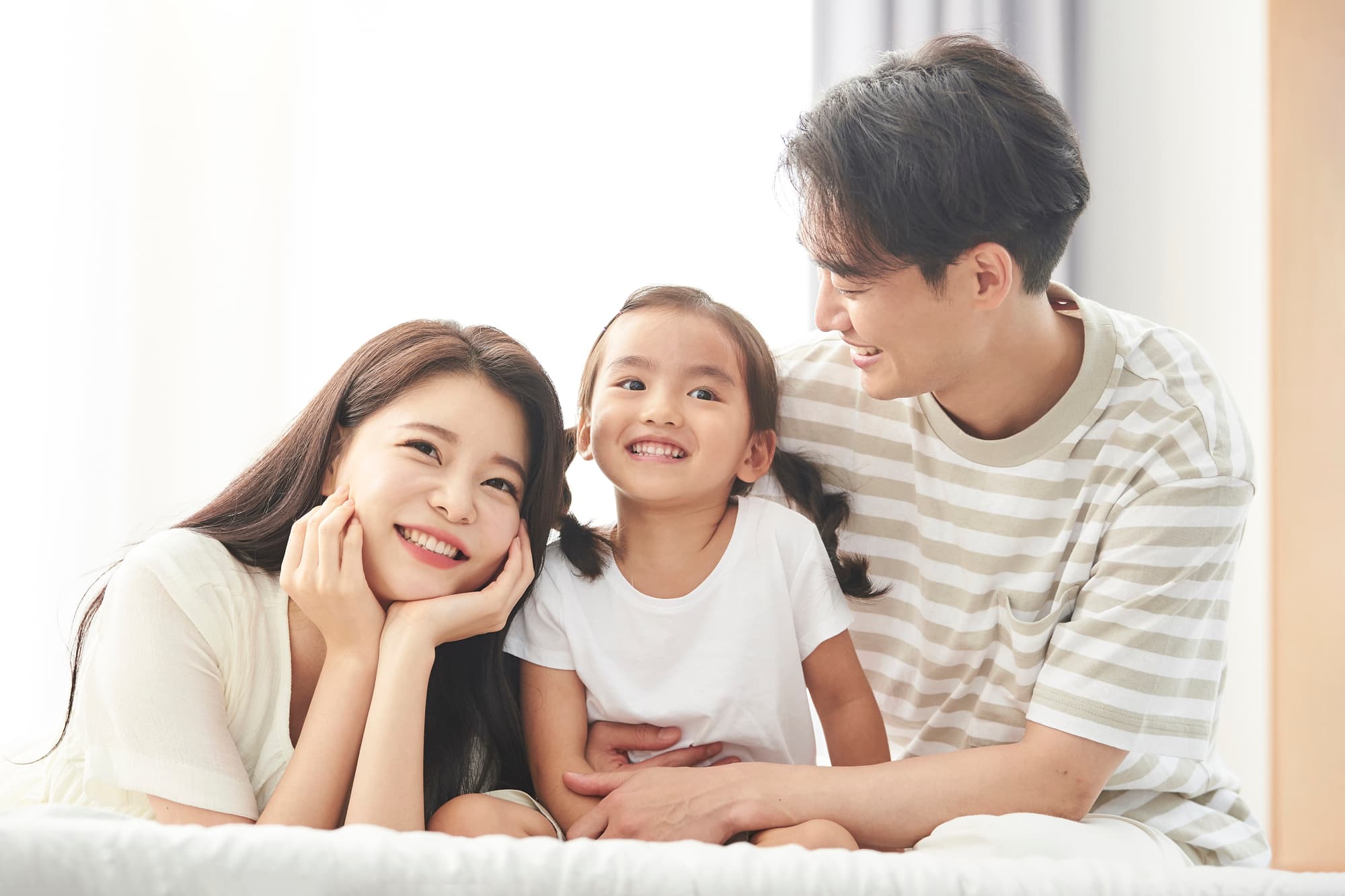 整った歯並びになった子どもを抱いて喜ぶ親子