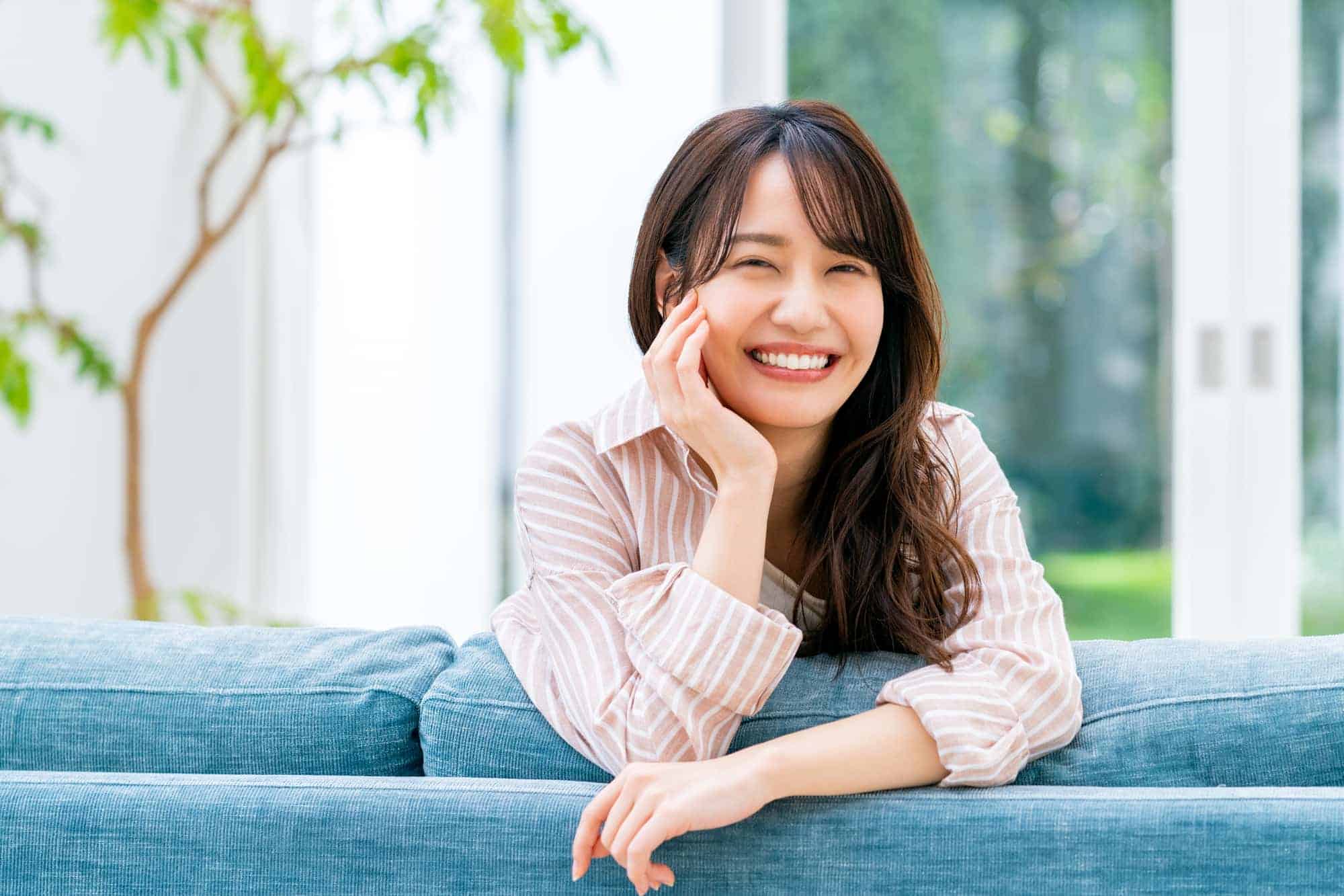 適切なケアで虫歯のない歯をした笑顔の女性