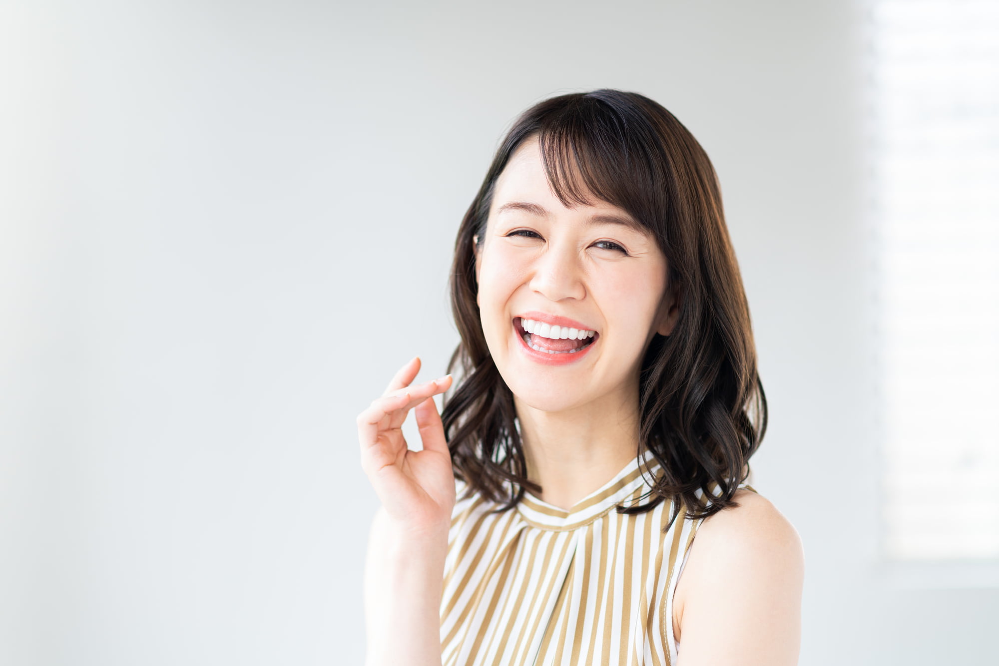 矯正で整った歯並びで笑う女性