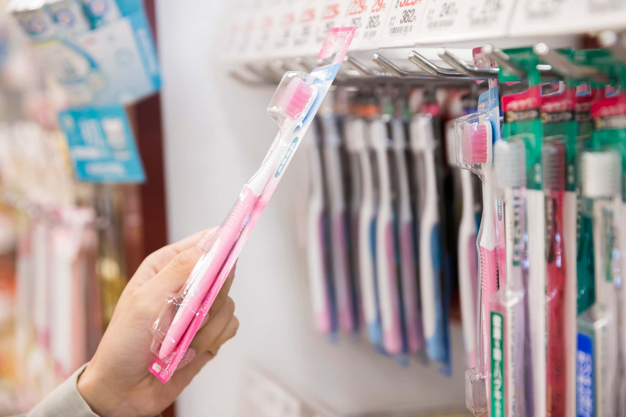 お店で歯ブラシを選んでいるイメージ