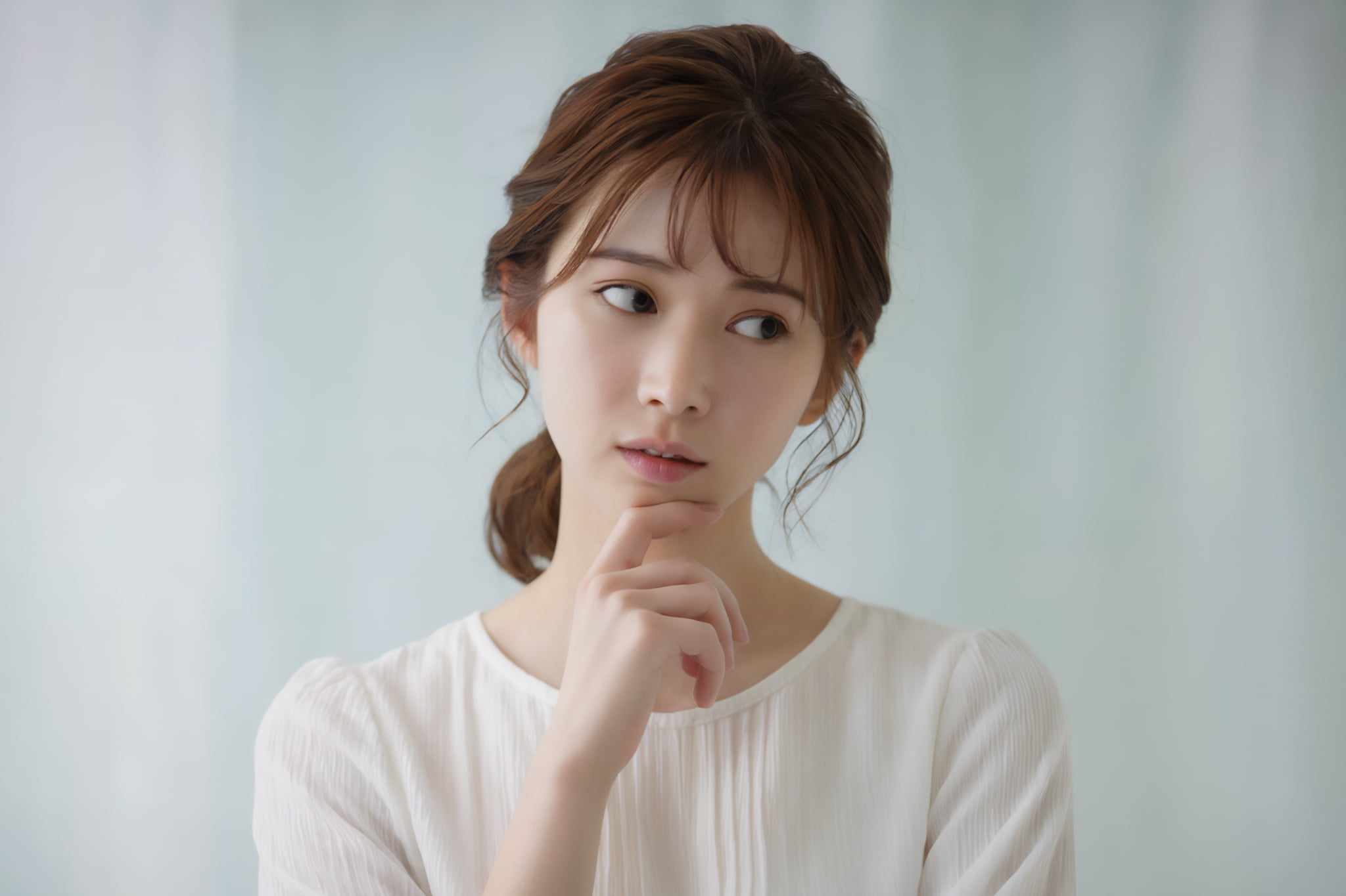 歯石取りは痛いのか考える女性