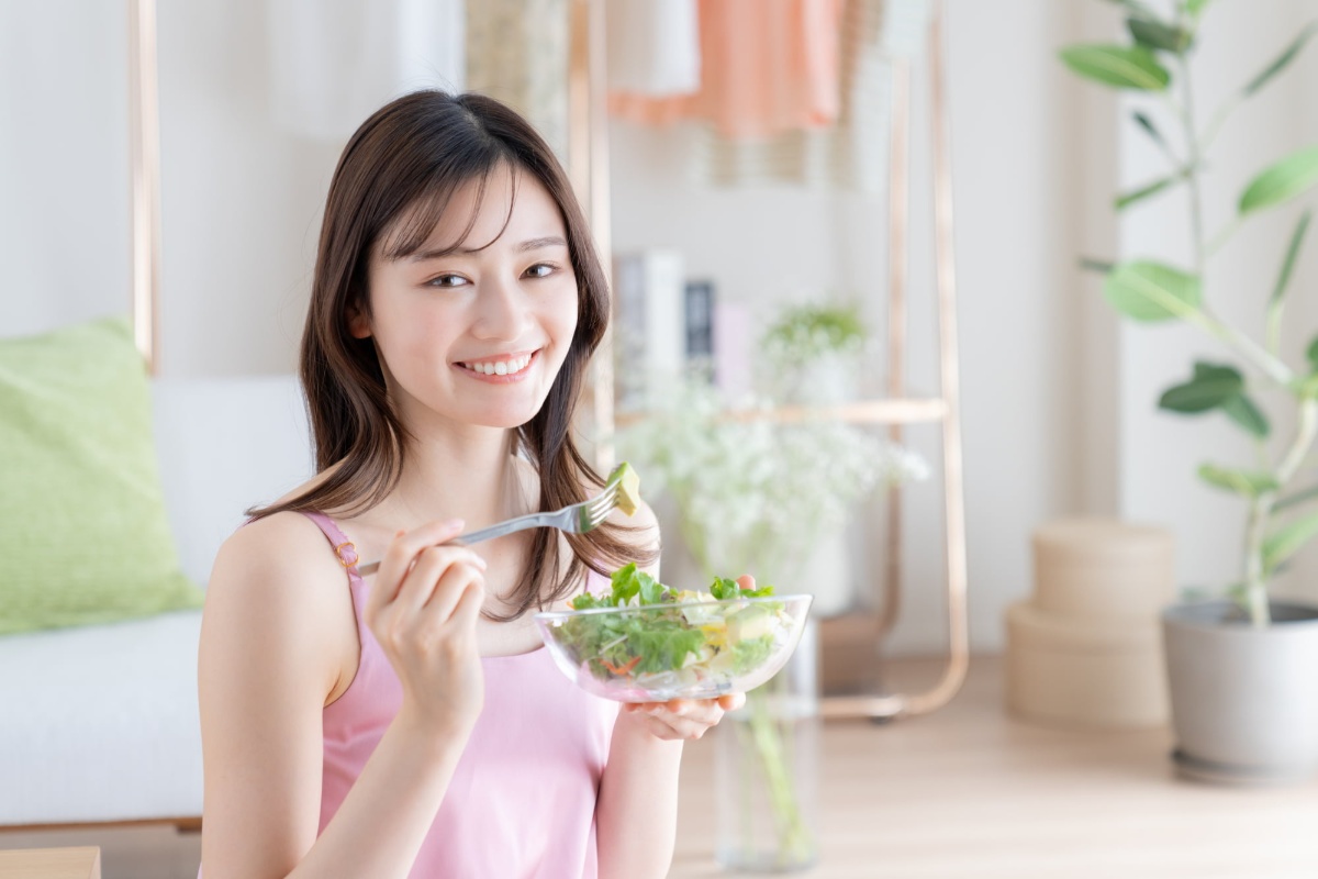 根管治療を終えて笑顔で食事をする女性