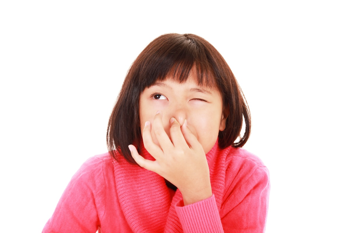 指で鼻をつまむ子ども