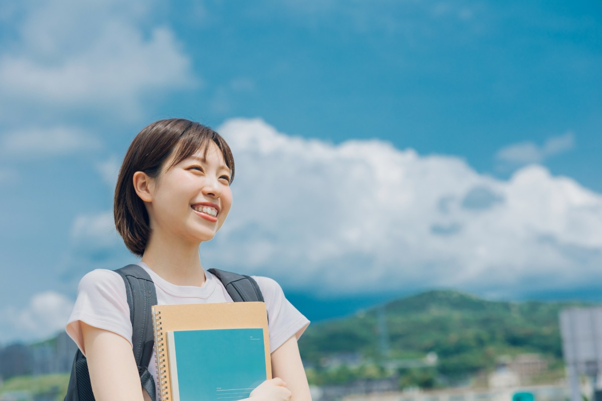 笑顔で通学する学生