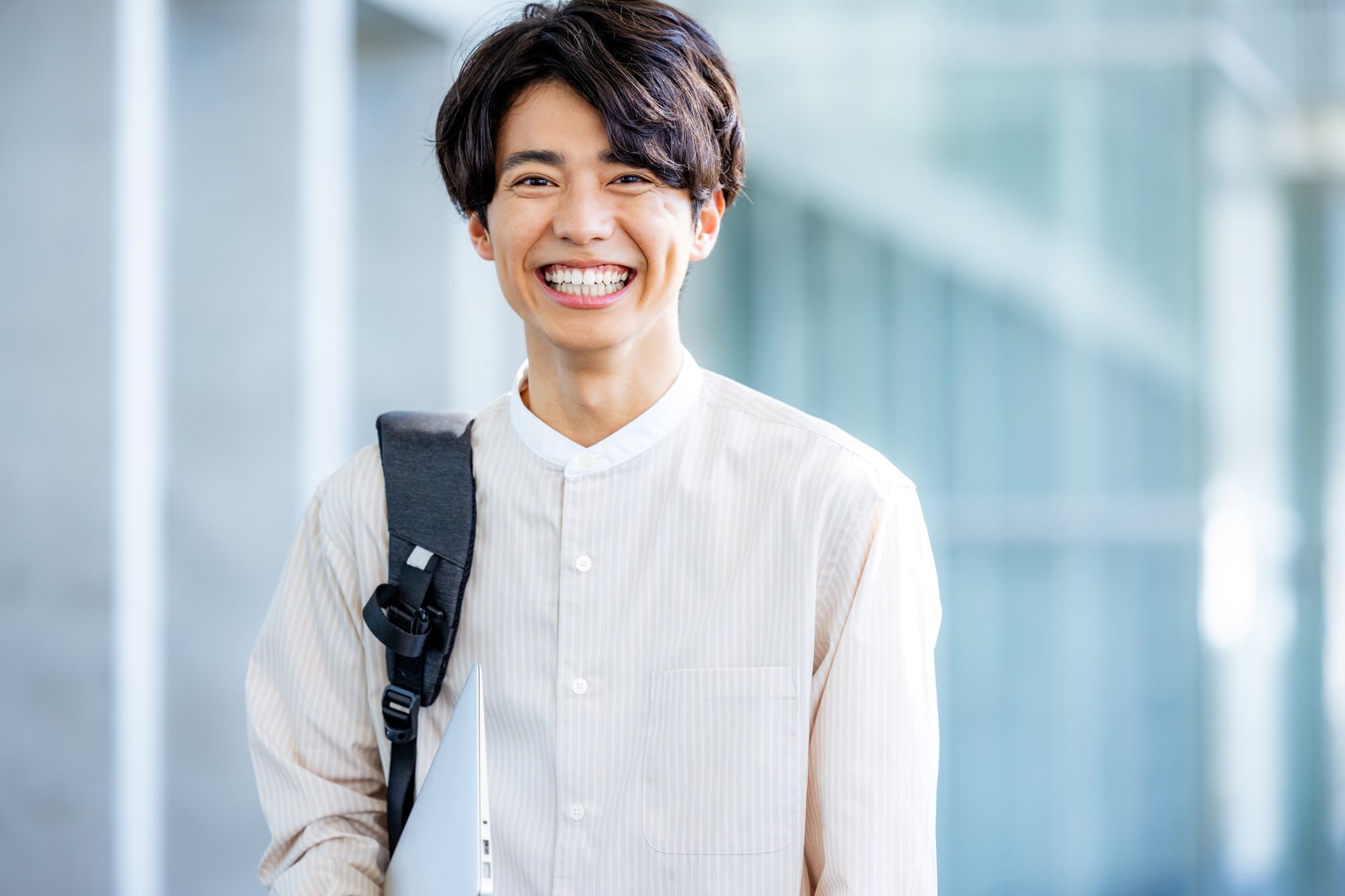 マウスピース矯正で叢生を治療して笑顔に自信が持てるようになった男性