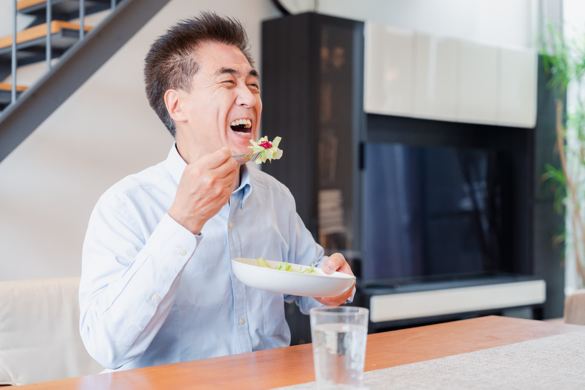 顎関節症が改善し食事を楽しむ男性