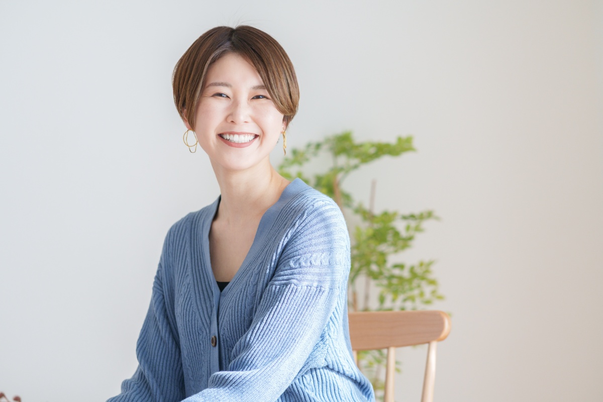 親知らずの処置に満足して微笑む女性